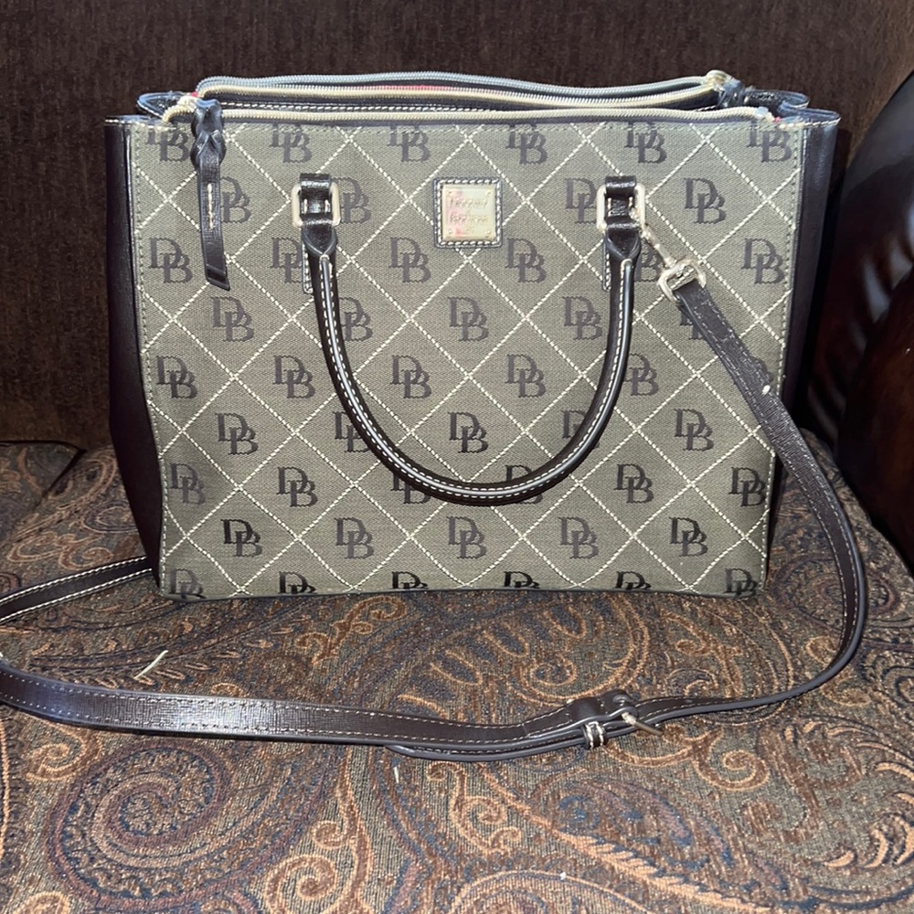 Dooney & Bourke hand bag